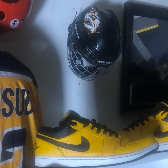 Nike Air Jordan’s 1’s Yellow and Black, like new still. I really good condition - Picture 10 of 13